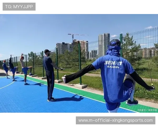 球队在海边开展耐力冲刺：沙地训练提升腿部爆发力