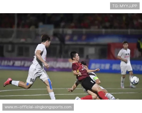 小组赛末轮“生死战”上演，球场氛围紧张